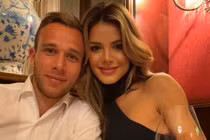 Người đẹp đam mê đánh bài, yêu say đắm tân binh Liverpool