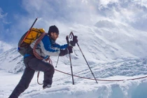 Đỉnh núi nào trên Trái Đất được gọi là "Thánh mẫu của vũ trụ"?