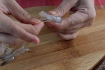 Mẹo bóc vỏ tôm nhanh và sạch, nhiều người hối hận không biết sớm
