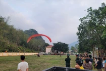 Du khách bay dù lượn tại phiên chợ vùng cao ở Thanh Hóa