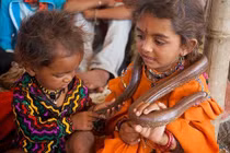 Bí ẩn của bộ tộc sống chung với rắn độc