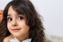 Cuộc sống của bé gái đẹp tới mức cha nghỉ việc làm vệ sĩ cho con