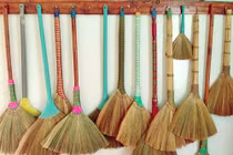 Gia chủ nghèo mạt vận chỉ vì để chổi quét nhà thế này