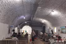 Bên trong hầm trú ẩn tránh nóng ở Trung Quốc