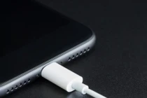4 sai lầm ai cũng mắc phải khi sạc điện thoại