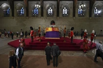 Đám đông xếp hàng dài 4 km để chờ viếng nữ hoàng Anh