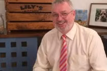 Nghề lạ nếm đồ ăn cho… cún cưng, đút túi 922 triệu đồng/năm