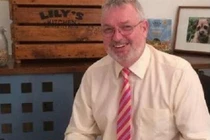 Nghề lạ nếm đồ ăn cho… cún cưng, đút túi 922 triệu đồng/năm