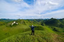 Đồi cỏ xanh mướt ở Cao Bằng, khách rủ nhau tới cắm trại