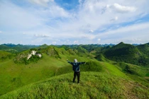 Đồi cỏ xanh mướt ở Cao Bằng, khách rủ nhau tới cắm trại