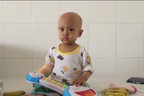 Xót xa bé gái 2 tuổi hoại tử ngón tay do mắc bệnh ung thư 