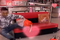 Tai nạn hy hữu khi lần đầu tặng hoa cho bạn gái