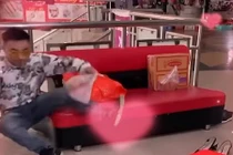 Tai nạn hy hữu khi lần đầu tặng hoa cho bạn gái