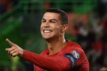 10 cầu thủ ghi nhiều bàn thắng nhất cho ĐTQG: Ronaldo bỏ xa Messi