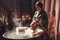 Khi Hoàng đế tắm, ai sẽ là người phục vụ?