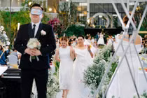 Bạn thân từ Mỹ về Ninh Thuận troll chú rể, đám cưới "bùng nổ"