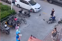 Nhờ shipper bắc loa chuyển lời tới "người thương", hàng xóm phản ứng sốc 