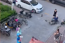 Nhờ shipper bắc loa chuyển lời tới "người thương", hàng xóm phản ứng sốc 