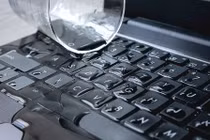 Làm đổ nước vào máy tính: Các bước bạn cần thực hiện ngay 