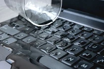 Làm đổ nước vào máy tính: Các bước bạn cần thực hiện ngay 