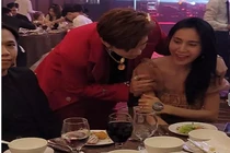 Chi Dân bá vai bá cổ Thủy Tiên giữa đám đông 