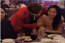 Chi Dân bá vai bá cổ Thủy Tiên giữa đám đông 