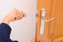 Các cụ đã dặn: “Nghèo không sửa cửa, giàu không dời mộ“