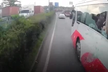 Video: Ô tô khách vỡ cả hàng kính khi va chạm với xe container