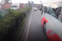 Video: Ô tô khách vỡ cả hàng kính khi va chạm với xe container