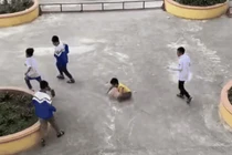 Rơi nước mắt cậu bé mất đôi chân vẫn đam mê trái bóng