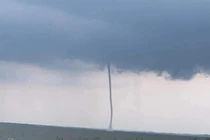 Vòi rồng' khổng lồ phá hỏng nhiều bè cá trên hồ Trị An