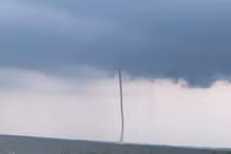 Vòi rồng' khổng lồ phá hỏng nhiều bè cá trên hồ Trị An