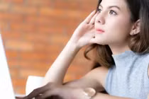 Tôi choáng khi biết mối quan hệ của bạn trai với người bán vé số