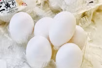 Trứng gà sinh đôi "cháy" hàng vì khách Việt săn lùng tẩm bổ