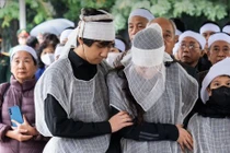 Gia đình, đồng nghiệp rơi nước mắt đưa tiễn nhạc sĩ Xuân Phương 