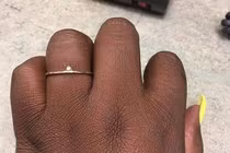 Được cầu hôn bằng nhẫn đính kim cương lạ, cô gái phản ứng bất ngờ