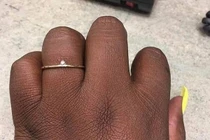 Được cầu hôn bằng nhẫn đính kim cương lạ, cô gái phản ứng bất ngờ