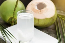 F0 có được uống nước dừa?