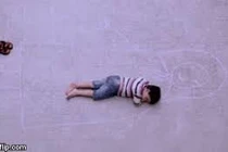 Lặng người clip cậu bé vẽ hình mẹ rồi nằm lên tưởng tượng được ôm