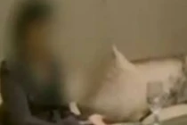 Đang xông hơi, cô gái hoảng khi thấy người đàn ông lạ bước vào