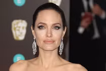 Lần khoe eo hiếm hoi của Angelina Jolie
