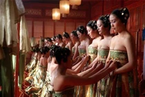 Vì sao Hoàng đế xưa ân ái nhiều mỹ nhân nhưng ít mắc bệnh tình dục?