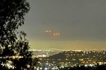 Ánh đèn bí ẩn lơ lửng trên bầu trời đêm khiến nhiều người hoang mang