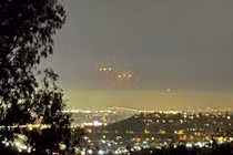 Ánh đèn bí ẩn lơ lửng trên bầu trời đêm khiến nhiều người hoang mang