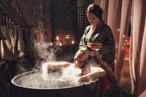 Khi Hoàng đế tắm, ai sẽ là người phục vụ?