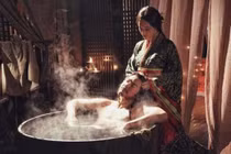 Khi Hoàng đế tắm, ai sẽ là người phục vụ?