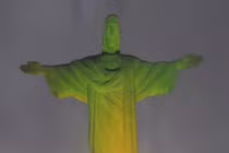 Video: Brazil đổi màu đèn, thay hình ảnh để tiễn biệt vua bóng đá Pele