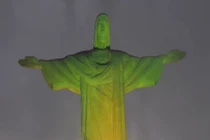 Video: Brazil đổi màu đèn, thay hình ảnh để tiễn biệt vua bóng đá Pele