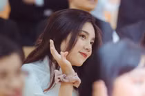 Không chỉ học giỏi, thủ khoa khối D còn xinh đẹp "vạn người mê"