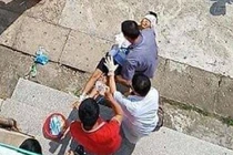 Xót xa bé trai đang ngồi chơi bị chú họ chém liên tiếp 